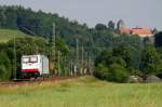 Railpool 186 139 ist am 08.2013 als Tfzf gen Kronach bei Blumau unterwegs.