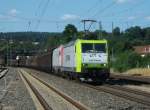 185 550 von Captrain zieht am 21.Juli 2013 eine Akiem E37 und einen H-Wagenzug nach Fohrbach durch Kronach Richtung Lichtenfels.