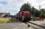 294 580-6 zieht am 22.Juni 2014 einen leeren Trafo-Zug aus dem Umspannwerk Redwitz(Rodach) über die Bundesstraße in Richtung Kronach.