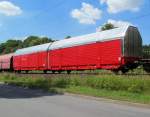 Seitenansicht eines neuen Autotransportwagens der Bauart Hccrs am 02. Juli 2014 in Kronach.