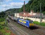 146 520-2 von Connex zieht am 12. Juli 2014 einen Kesselwagenzug durch Kronach in Richtung Saalfeld.