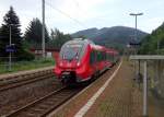 442 271-3 / 442 771-2 legt am 19. Juli 2015 als RB nach Saalfeld (Saale) einen kurzen Halt in Hockeroda ein.