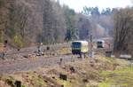 Oberkotzau am 31.03.2017, die Sonne lockte mich auf die Fußgängerbrücke. Wg. Bauarbeiten war das eine Bahnsteiggleis nicht erreichbar, so dass etliche Züge am Signal warten mussten. Deshalb gab es hier diese 650er Begegnung auf der Strecke Richtung Münchberg. Ein Bekannter meinte zu dem Bild  Straßenbahn-Rennen... .  Nicht komplett verkehrt jedenfalls wenn man weiss war hier früher an richtigen Zügen fuhr....