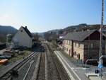 Der Bahnhof Untersteinach (b Stadtsteinach) am 18.03.2026, Blick in Richtung Kulmbach.