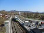 Der Bahnhof Untersteinach (b Stadtsteinach) am 18.03.2026, Blick in Richtung Neuenmarkt-Wirsberg.