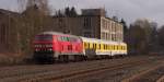 Ein paar Stunden in Oberkotzau verbrachten wir am 17.03.2014.
In Höhe des ehemaligen Rangierbahnhofs, von dem nur zwei Überholgleise übrig sind, hatten wir Stellung bezogen.
In Richtung Hof kam 218 272-3 mit dem Gleismesszug RaiLab 2 an uns vorbei.
Hier passiert der Zug gerade das Gebäude der ehemaligen Hefe Fabrik in Oberkotzau.
Bis zum Hbf. in Hof sind es noch gute 4 1/2 Kilometer.
Bahnstrecke 5100 Bamberg - Hof