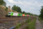 ER20 01 der SETG mit dem Containerzug aus Wiesau nach Hamburg bei Oberkotzau, 01.08.2017