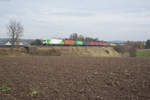 Er20-03 der SETG mit dem Containerzug Wiesau-Hamburg bei Pechbrunn, 04.11.2017