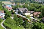 Blick vom höher gelegenen Ortskern von Nabburg auf die durchfahrende Oberpfalzbahn am 15.05.2022