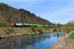Generationenwechsel am Müllzug. Der EZK 53910 von Weiden nach Schwandorf wird seit einiger Zeit nicht mehr von einer V90 befördert. Eine DE 18 aus dem Hause Vossloh hat diese Aufgabe übernommen. Bei Nabburg hat der Zug bereits eine ordentliche Länge erreicht. Ein Teil der Wagen kommt direkt aus der Müllumladestation in Weiden, die restlichen Wagen wurden in Kulmbach und Bindlach beladen. Am 16. April 2025 gelang mir eine Aufnahme mit der Zuglok 4185 113 am Ufer der Naab. Leider trübte sich das Wetter immer mehr ein. 