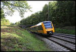 Im kurvenreichen Einschnitt bei Schnepfenberg ist hier am 16.9.2025 um 16.13 Uhr der VT 1648706 der Oberpfalzbahn nach Marktredwitz unterwegs.