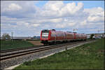 Mit VT 612582 an der Spitze ist hier ein Zug der DB am 20.4.2026 um 14.15 Uhr bei Laub nach Regensburg unterwegs.