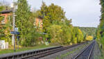 Am 6.10.12 stand das alte Empfangsgeb�ude von Rupprechstegen noch zwischen B�umen versteckt am nord�stlichen Bahnsteigende.
