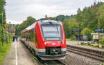 622 545 fuhr am 17.9.24 in Rupprechtstegen neben dem schiefem Namensschild am Gegengleis ab.