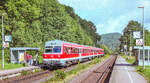 614 021 hielt am 4.9.06 zwischen den beiden analogen Bahnsteiguhren in Hohenstadt.