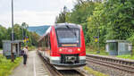 Nur ein Fahrgast und ein Fotograf warteten am Bahnsteig, als 622 545 am 17.9.24 in Hohenstadt auf Gleis 1 einfuhr.