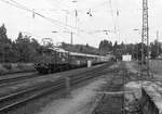  E 04 20  durchfhrt am 16.6.1985 den Bahnhof Undorf, Strecke Regensburg - Nrnberg.