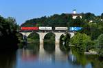 Im Sommer 2018 wurde DGS 41857 von Köln nach Verona - besser bekannt als Ekol - aufgrund mehrerer Baustellen auf dem Regelweg über Passau umgeleitet. Am 14. Juli 2018 wären die Voraussetzungen für ein schönes Bild eines mit einer Lokomotion Lok bespannten Zuges auf der KBS 880 gegeben gewesen - allerdings kam an diesem Tage ausgerechnet die von DB Cargo angemietete 185 279 zum Einsatz. Bei Vilshofen konnte ich den Zug bei der Überquerung des namensgebenden Flüsschens Vils ablichten. 