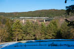 ICE 27 von Dortmund Hbf nach Wien Hbf bei Überquerung des Labertalviadukts in Deining, 24.02.2019