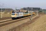 Die V 500.06 mit Bauwaggons bei Hebertshausen am 09.04.2015