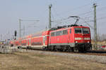 DB 111 188 verlässt auf dem Weg nach München mit einem Zug der RB 16 den Bahnhof Baar-Ebenhausen, 25.03.2022