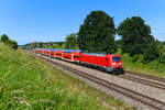Am 11. Juni 2025 konnte ich die 102 006 vor dem RE 4029 nach München HBF bei Vierkirchen im Dachauer Hinterland fotografieren. Ein vermutlich so nicht mehr machbares Bild, zumindest nicht mit dieser Lokomotive. Die 102 006 erlitt nämlich wenige Wochen später einen schweren Brandschaden im Nürnberger HBF. Nachdem die Škoda-Züge des München-Nürnberg-Express (MNE) ohnehin keine große Zukunft haben  - sollen diese doch ab Ende 2028 vollständig durch neue Fahrzeuge ersetzt werden - ist mit einer Aufarbeitung nicht zu rechnen. Der Einsatzbestand der Baureihe 102 ist somit auf vier Maschinen geschrumpft. Auch die 102 003 wurde nämlich bei einem Brand beschädigt und ist abgestellt.  