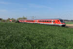 Der  München-Nürnberg-Express   (München Hbf - Nürnberg Hbf)  MüNüX  durchfährt am 17.4.26 bei Vierkirchen, Schublok war die 101 043, anstatt der angekündigen