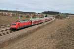 Die 101 028 mit Regio Express von Mnchen nach Nrnberg bei Hebertshausen am 14.04.2013