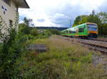 VT25 und VT XX passieren das Stellwerk des Bahnhofes Regen 20.09.2015