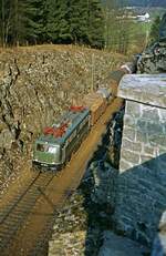 Im  zarten Alter  von 5 Jahren zeigt sich hier 140 861 vor einem gemischten Gterzug im Einschnitt zwischen Treuchtlingen und Mhren am 12.5.1978.