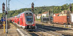 Am 9.8.22 wurde 445 101 bei der Ankunft auf Gleis 3 in Treuchtlingen von zwei Güterzügen flankiert.