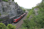 An diesem heißen 13.06.2020 legt sich 187 127 mit ihrem gemischten Güterzug kurz hinter dem Bahnhof Treuchtlingen in die Kurve bei der großen Stützmauer.