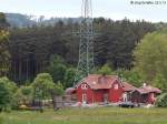Blick vom Hang auf eine RB im Haltepunkt Ramsberg am 22.5.13. Das Empfangsgebude wird schon seit langem als privates Wohnhaus genutzt.