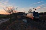 Nach Sonnenuntergang zeigte sich dann noch 242.531  la Motta  von Hectorrail mit einem Volkswagen-Zug bei Mitteldachstetten Richtung Ansbach, 19.01.2019 