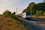 187 077 RHC mit einem Kesselwagenzug bei Oberdachstetten Richtung Ansbach, 19.09.2019