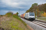 185 697 mit einem KLV-Zug bei Oberdachstetten Richtung Ansbach, 16.10.2019