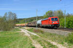 187 185 mit einem gemischten Güterzug bei Lehrberg Richtung Ansbach, 25.04.2020