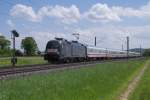 182 572 mit IC 2082 nach Hamburg am 18.05.2013 bei Gunzenhausen.