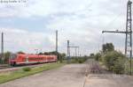 Blick nach Süden auf 440 305 am 31.7.14 im Bahnhof Windsfeld-Dittenheim: Die Lade­gleise rechts dienten bis zu deren Stilllegung um die Jahrtausendwende der etwa 10 km entfernten