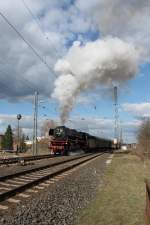 Mit einer mächtigen Rauchfahne fährt am Ostersonntag den 05.04.2015 01 180 aus dem Bahnhof Gunzenhausen in Richtung Nördlingen aus.