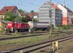 Blick nach Südwesten auf 294 647, die am 25.5.12 in Ansbach vor den Ausfahrsignalen der Gütergleise nach Westen rangierte.