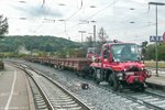 Bauarbeiten in Steinach am 5.10.11, Bild 3 von 6: Der Blick nach Süden zeigt einen Schienen-LKW mit einem Bauzug in Gleis 2.