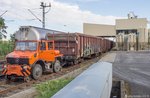 Detailaufnahme vom Schienen-Unimog beim Knauf-Gipswerk am 4.9.15: Die Mannschaft hatte beim Rangieren der Wagenschlange eine Pause eingelegt.