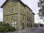 Blick auf das Empfangsgebäude in Uffenheim von der Straßenseite am 18.9.12.