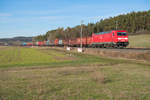 185 225 mit einem gemischten Güterzug Richtung Ansbach bei Mitteldachstetten, 19.01.2019