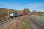 185 418 von TX Logistik mit einem KLV-Zug bei Oberhessbach Richtung Ansbach, 19.01.2019