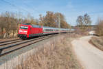 101 086 mit dem IC 2083  Königssee  von Hamburg-Altona nach Berchtesgaden bei Oberhessbach, 23.02.2019