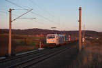 185 661 von Lokomotion mit einem KLV-Zug bei Oberdachstetten Richtung Würzburg, 29.03.2019