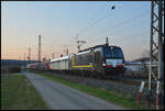 Beacon Rail X4 E-795 beförderte am 19.03.2026 einen ÖBB Railjet Mireo von Rheydt nach Wien. Die drei Teile des Mireo 4884 003 waren zwischen Kuppelwagen von Railadventure eingereiht. Kurz nach Sonnenuntergang klickte der Auslöser in Winterhausen. 