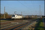 ELOC 193 735 beförderte am 19.03.2026 einen Kesselwagenzug bei Winterhausen durch das Maintal gen Norden.